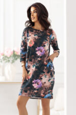 40-18 JOLA Oversize’owa sukienka z kieszeniami - czekoladowy odcień z kwiatowym wzorem-6