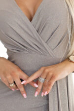 404-11 Błyszcząca długa sukienka z dekoltem i rozcięciem na nodze - SZARY BEŻ z brokatem-6