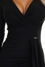 404-13 Elegancka długa sukienka z kopertowym dekoltem i rozcięciem - czarna-7