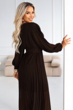 414-11 KLARA plisowana elegancka sukienka midi z paskiem i dekoltem - czekoladowa-4