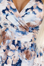 425-13 MATILDE Kobieca sukienka z dekoltem i krótkim rękawkiem - beżowo-błękitne kwiaty-5