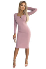 441-2 Sukienka z trzema guzikami na dekolcie - BRUDNY RÓŻ-7