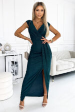 451-1 Błyszcząca sukienka z krótkim rękawkiem, dekoltem i rozcięciem na nodze - ZIELEŃ BUTELKOWA-1