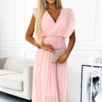 470-1 GIORGIA Plisowana sukienka z falbankami, dekoltem i złotym łańcuszkiem - BRZOSKWINIOWA-1