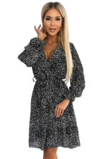 506-1 Szyfonowa sukienka z dekoltem, falbanką i paskiem - czarno-biały wzór-6