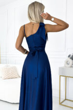 528-1 Długa połyskująca suknia na jedno ramię z kokardą - GRANATOWA-5