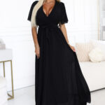 545-5 Długa sukienka z plisowanym dekoltem i wiązaniem - CZARNA-1