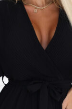 545-5 Długa sukienka z plisowanym dekoltem i wiązaniem - CZARNA-8