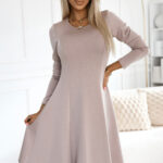 567-1 Wygodna trapezowa sukienka z długim rękawkiem - BEŻOWA-1
