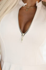 573-3 Ekskluzywna sukienka z rozkloszowanym dołem i złotym zamkiem - BEŻOWA-7