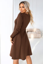 574-2 IVANA wygodna trapezowa sukienka z dekoltem i długim rękawkiem - czekoladowa-3