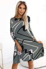 576-1 Sweterkowa trapezowa sukienka z paskiem - OLIWKOWA w czarno-beżowy wzór-6