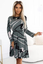 576-1 Sweterkowa trapezowa sukienka z paskiem - OLIWKOWA w czarno-beżowy wzór-2