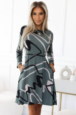 576-1 Sweterkowa trapezowa sukienka z paskiem - OLIWKOWA w czarno-beżowy wzór-5