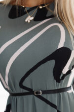 576-1 Sweterkowa trapezowa sukienka z paskiem - OLIWKOWA w czarno-beżowy wzór-7