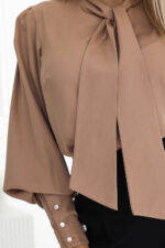 578-1 Wyjątkowa biznesowa bluzka z długim rękawkiem, wiązaniem i guzikami - kolor karmelowy - mocha mousse-12