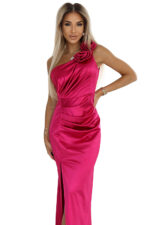 580-5 AURORA Długa satynowa sukienka na jedno ramię z różą i rozcięciem - Różowa-10