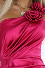 580-5 AURORA Długa satynowa sukienka na jedno ramię z różą i rozcięciem - Różowa-8