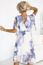 602-1 Romantyczna sukienka z kopertowym dekoltem i zwiewnymi rękawkami - błękitne kwiaty na białym tle-3