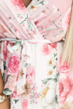 603-4 Zwiewna maxi sukienka z kopertowym dekoltem i kwiecistym wzorem - RÓŻOWE RÓŻE-8