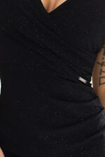 610-1 Olśniewająca brokatowa sukienka ołówkowa z kopertowym dekoltem i ramiączkami - czarna-5