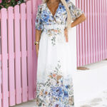 613-1 CELINA Zwiewna maxi sukienka z kopertowym dekoltem, paskiem i kwiatowym ombre – BŁĘKITNA-1