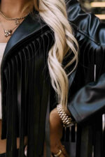 624-3 Krótka ramoneska z frędzlami z miękkiej eco skóry - czarna-9