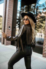 624-4 Krótka kurtka z frędzlami z miękkiej eco skóry - czekoladowa-6