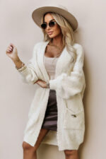 628-1 Modny kardigan oversize z ozdobną broszką i praktycznymi kieszeniami - beżowy-9