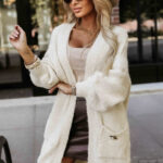 628-1 Modny kardigan oversize z ozdobną broszką i praktycznymi kieszeniami - beżowy-1