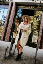 628-1 Modny kardigan oversize z ozdobną broszką i praktycznymi kieszeniami - beżowy-5