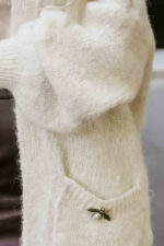 628-1 Modny kardigan oversize z ozdobną broszką i praktycznymi kieszeniami - beżowy-8