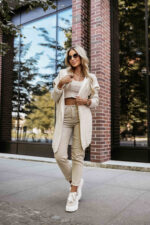 629-1 Wygodny kardigan oversize z kapturem i stylową naszywką - beżowy-7