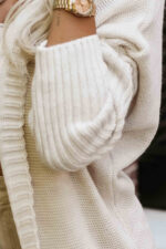 629-1 Wygodny kardigan oversize z kapturem i stylową naszywką - beżowy-8