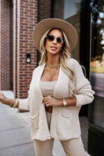 630-1 Ciepły kardigan z kieszeniami i ściągaczami na rękawach - beżowy-7