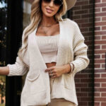 630-1 Ciepły kardigan z kieszeniami i ściągaczami na rękawach - beżowy-1