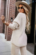 630-1 Ciepły kardigan z kieszeniami i ściągaczami na rękawach - beżowy-2