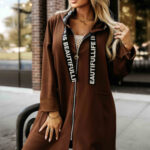 632-2 Casualowy płaszczyk z zamkiem i modnymi detalami - czekoladowy-1