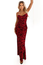 645-2 Dopasowana sukienka maxi z kopertowym dekoltem i rozcięciem - bordowa z eleganckim wzorem-9