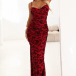 645-2 Dopasowana sukienka maxi z kopertowym dekoltem i rozcięciem - bordowa z eleganckim wzorem-1
