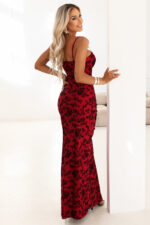 645-2 Dopasowana sukienka maxi z kopertowym dekoltem i rozcięciem - bordowa z eleganckim wzorem-3