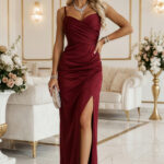 647-1 Dopasowana długa sukienka maxi z kopertowym dekoltem i rozcięciem - bordowa-1