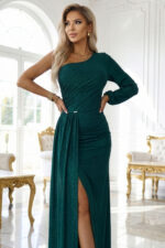 658-2 Połyskująca brokatowa sukienka maxi na jedno ramię z asymetrycznym rękawem i rozcięciem - butelkowa zieleń-13
