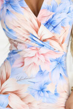 379-7 BOYKA Dopasowana sukienka midi z kopertowym dekoltem - błękitno beżowe kwiaty-6