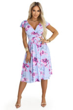 425-14 MATILDE Rozkloszowana sukienka midi z kopertowym dekoltem i krótkim rękawkiem - błękitna w różowe kwiaty-9