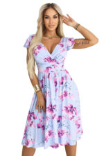 425-14 MATILDE Rozkloszowana sukienka midi z kopertowym dekoltem i krótkim rękawkiem - błękitna w różowe kwiaty-10