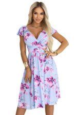 425-14 MATILDE Rozkloszowana sukienka midi z kopertowym dekoltem i krótkim rękawkiem - błękitna w różowe kwiaty-11