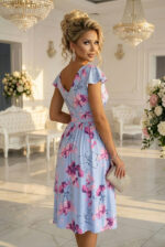 425-14 MATILDE Rozkloszowana sukienka midi z kopertowym dekoltem i krótkim rękawkiem - błękitna w różowe kwiaty-2