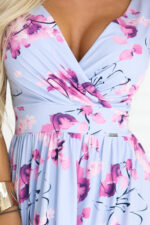 425-14 MATILDE Rozkloszowana sukienka midi z kopertowym dekoltem i krótkim rękawkiem - błękitna w różowe kwiaty-7