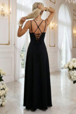 589-5 Sukienka maxi na ramiączkach z gorsetowym wiązaniem na plecach i rozcięciem - czarna-8